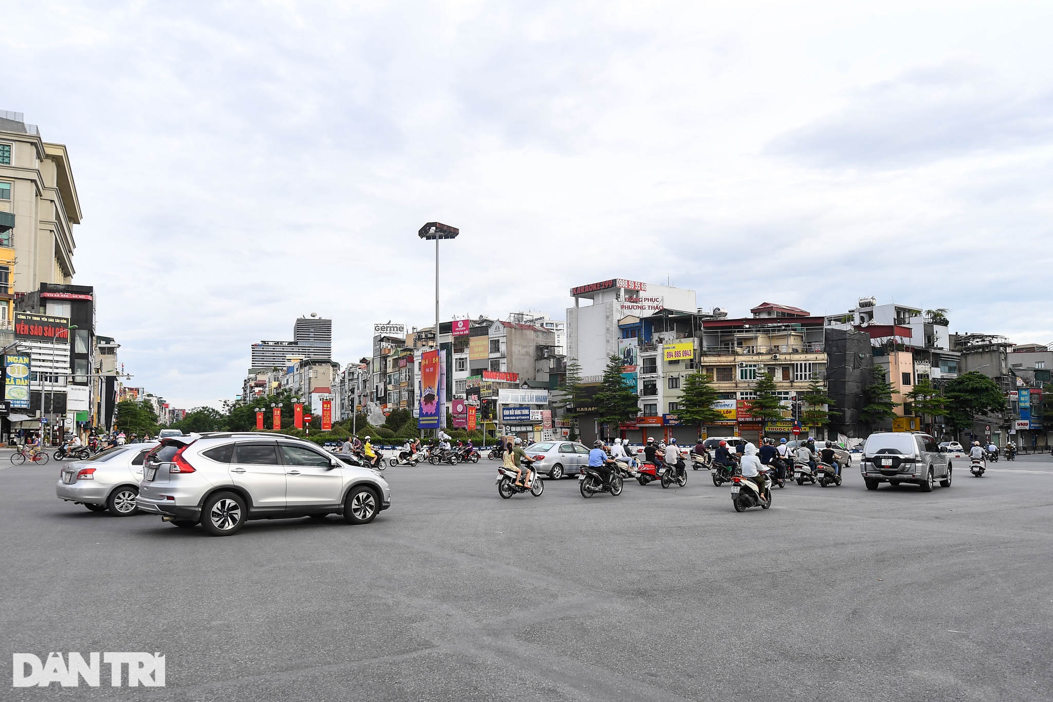 Đường phố Hà Nội bất ngờ đông đúc trở lại - 7 Đường phố Hà Nội bất ngờ đông đúc trở lại - 7