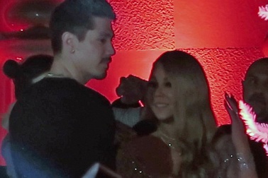 Mariah Carey lại thân thiết bên vũ công trẻ