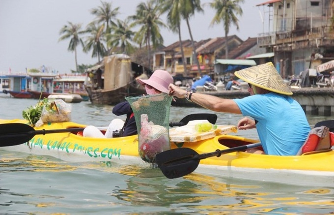 Tour Du lịch chèo thuyền Kayak vớt rác trên sông Hoài ở Hội An. 