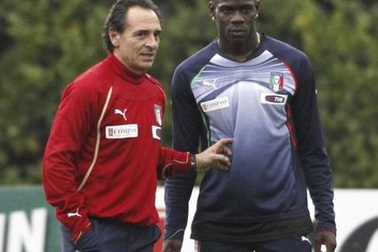 HLV ĐT Ý tuyên bố cấm cửa Balotelli