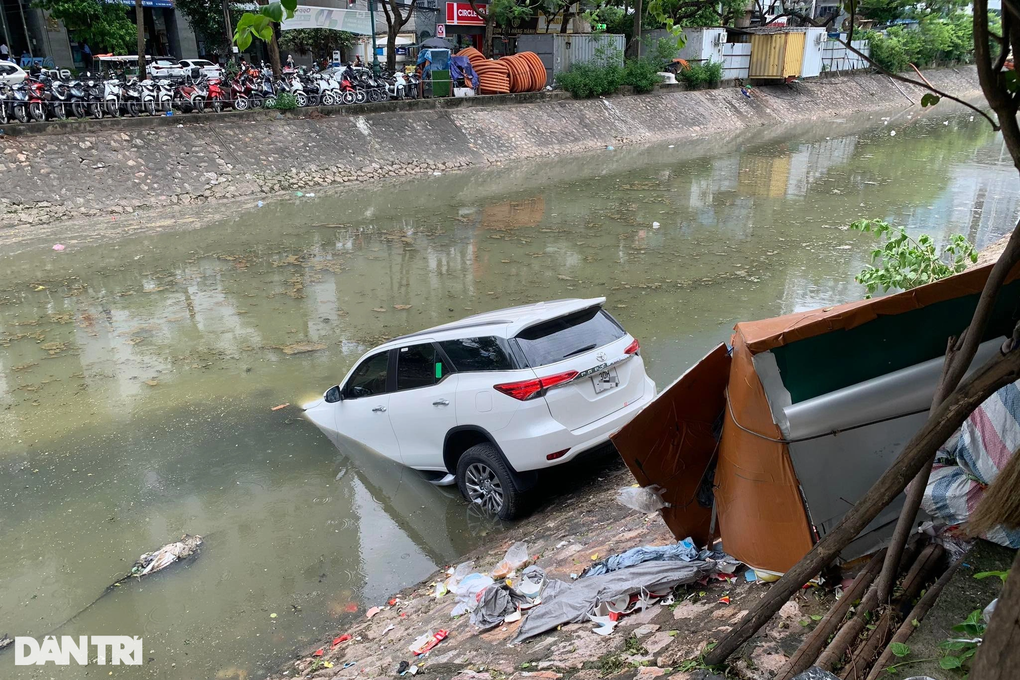 Tài xế nhầm chân ga, xe Fortuner lao xuống sông Kim Ngưu ở Hà Nội - 1 Tài xế nhầm chân ga, xe Fortuner lao xuống sông Kim Ngưu ở Hà Nội - 1