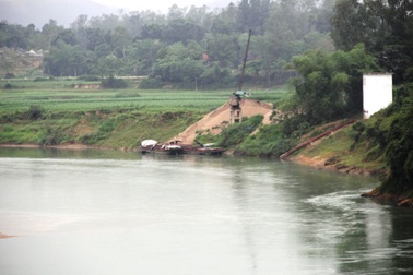 2 chủ tịch huyện bị phê bình vì để “cát tặc” lộng hành