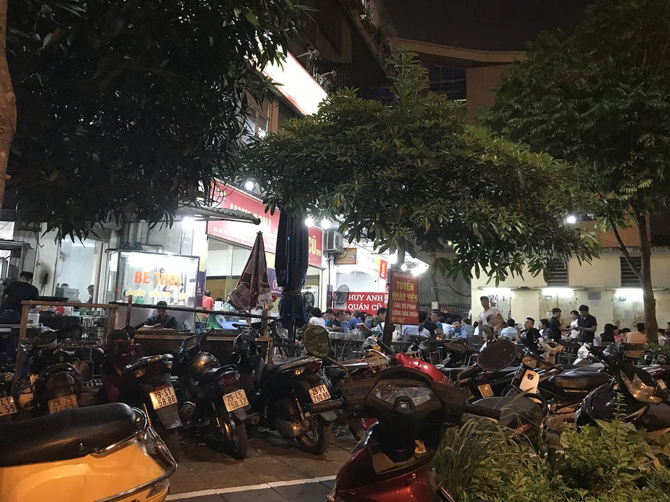 Quán nhậu ken đặc, đông nghịt người như chưa hề có Nghị định 100 - 9 Quán nhậu ken đặc, đông nghịt người như chưa hề có Nghị định 100 - 9