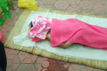 Thi thể bé gái nổi trên mặt hồ ở thành phố Vinh