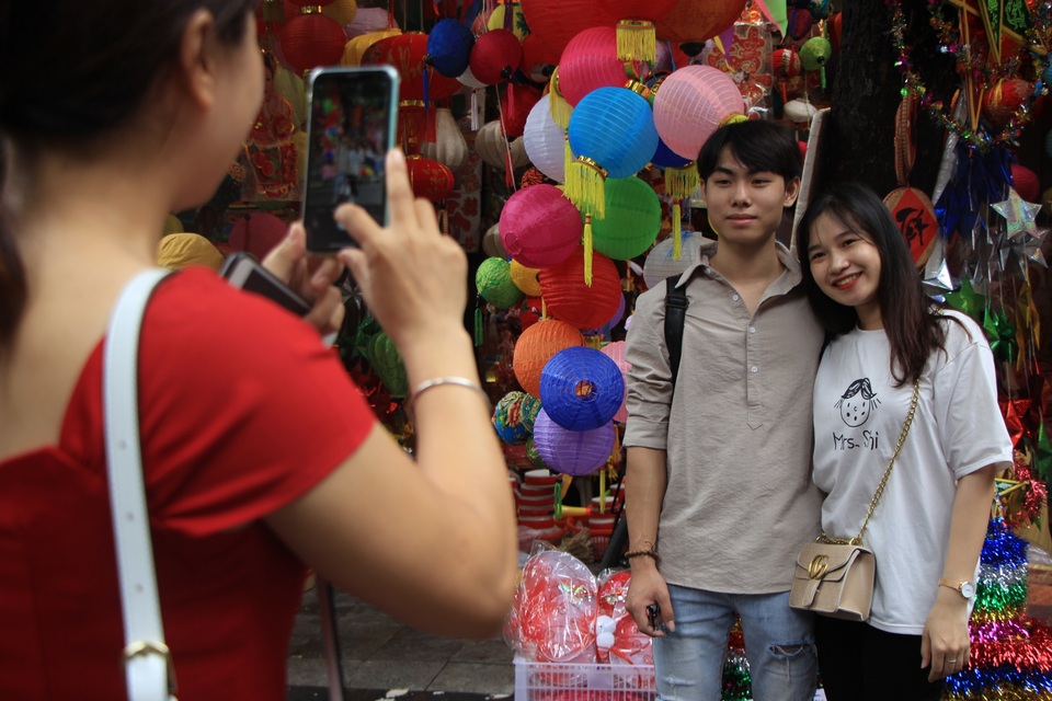 Cấm chụp ảnh miễn phí, tiểu thương Hàng Mã ra giá “100 nghìn đồng/lần”? - 9 Cấm chụp ảnh miễn phí, tiểu thương Hàng Mã ra giá “100 nghìn đồng/lần”? - 9