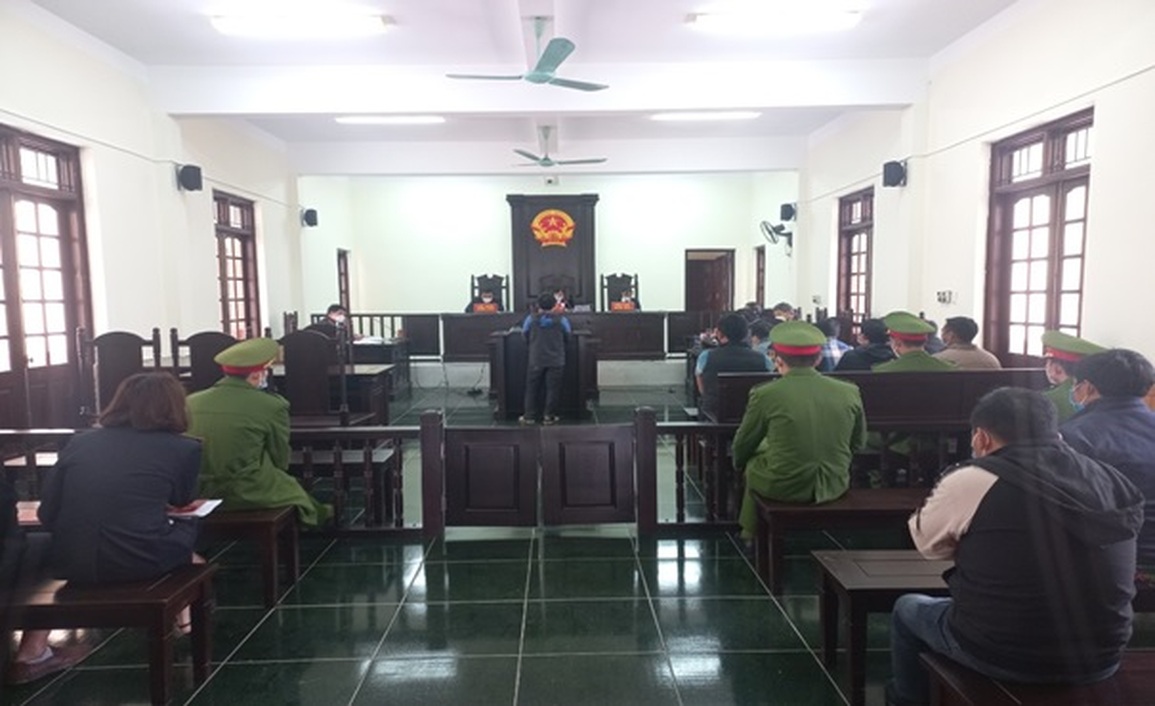 Chặt hạ cây nghiến trăm tuổi, 9 đối tượng phải lĩnh án tù - 1 Chặt hạ cây nghiến trăm tuổi, 9 đối tượng phải lĩnh án tù - 1