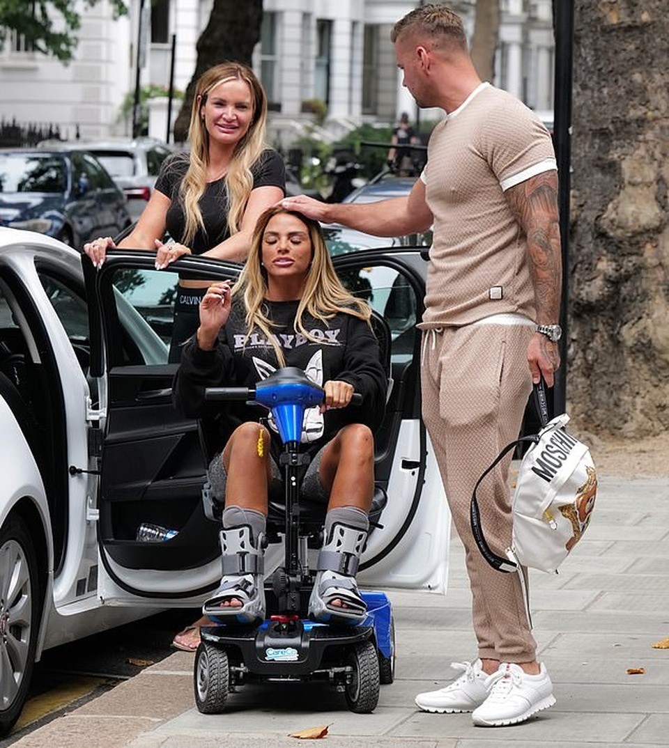 Bồ trẻ bế Katie Price đi khám - 3 Bồ trẻ bế Katie Price đi khám - 3