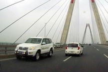 Hoảng hồn tránh 5 ô tô chạy ngược chiều trên cầu Nhật Tân