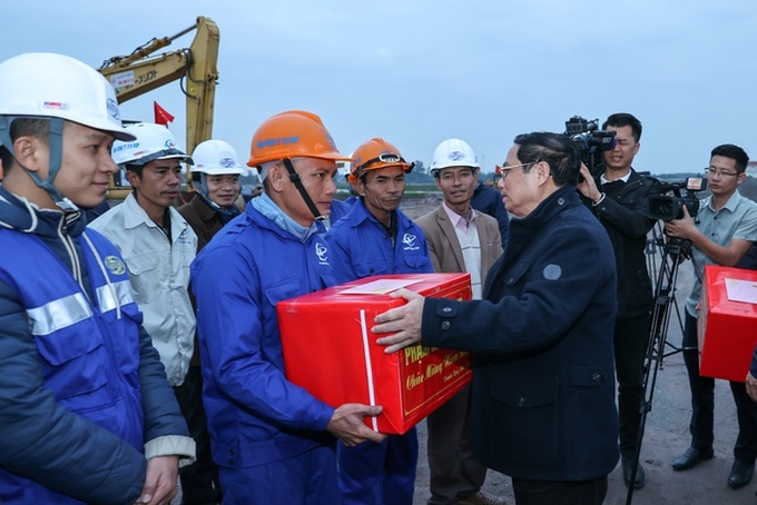Thủ tướng thăm, tặng quà cán bộ, công nhân tham gia dự án cao tốc đoạn Bãi Vọt - Hàm Nghi trên công trường tại xã Trường Sơn, Can Lộc, Hà Tĩnh. Nguồn: Baochinhphu