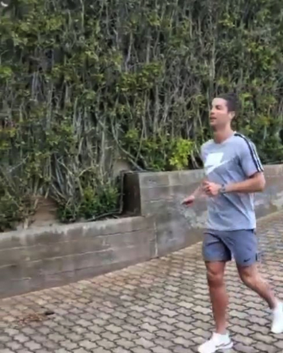 Bạn gái C.Ronaldo gây “bão” với hình ảnh quyến rũ - 4