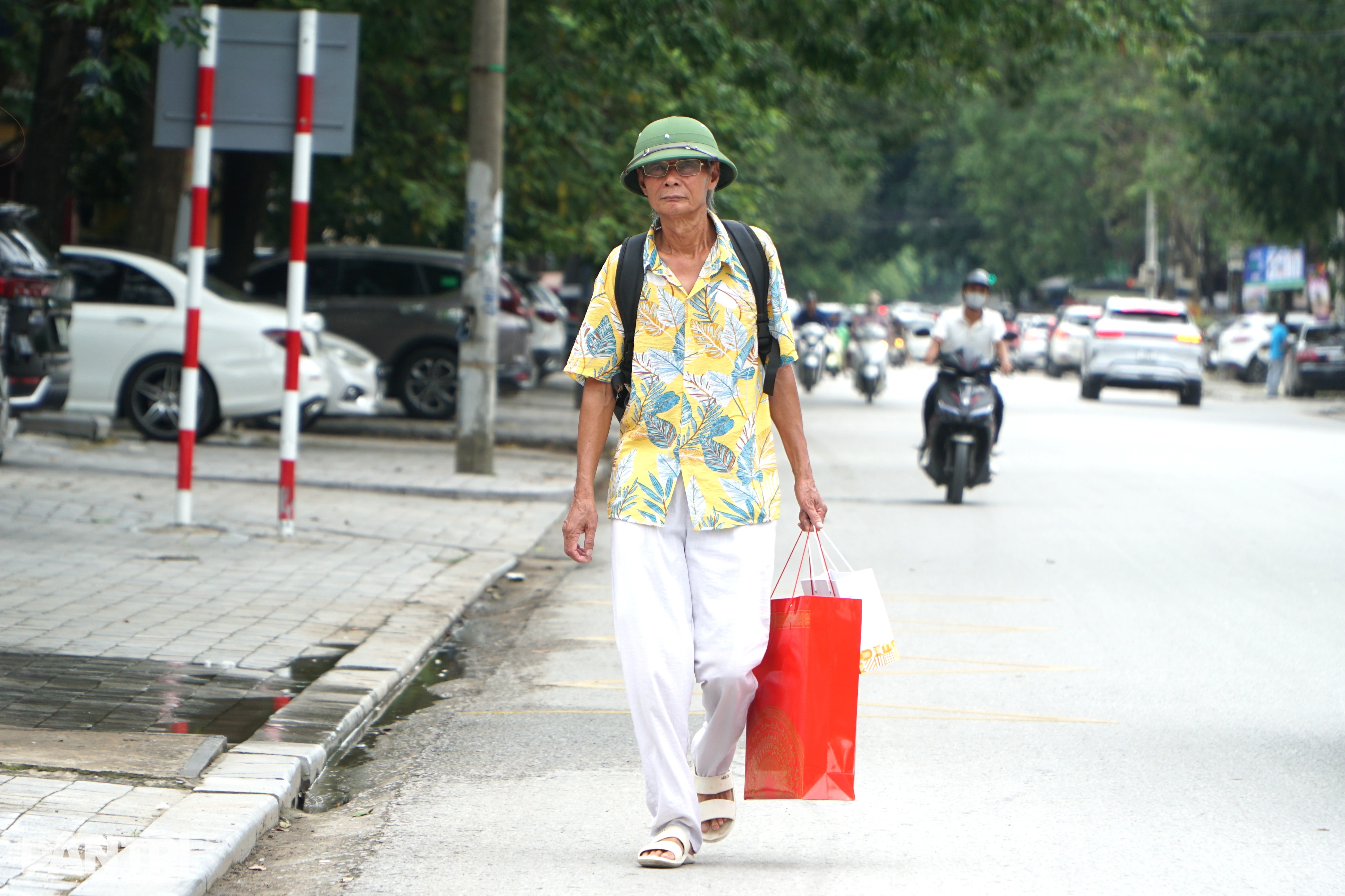 Vượt đường xa, em trai liệt sỹ mong "một phép màu"