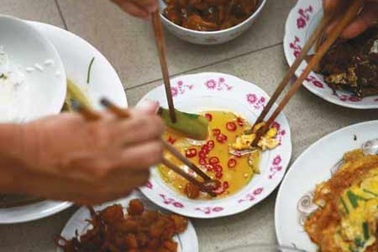 Ăn chung mâm dễ chung bệnh dạ dày