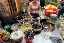 Quán xôi chè phố cổ bất ngờ vắng khách sau vụ bị tố "chửi khách như con"