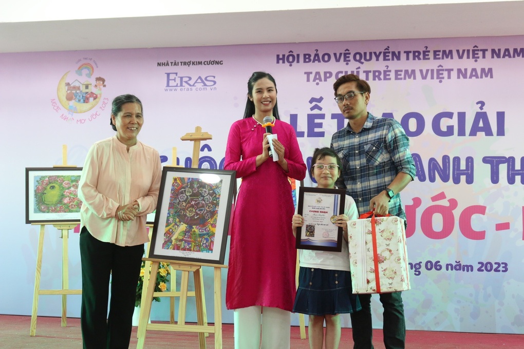 Hoa hậu Ngọc Hân làm giám khảo cuộc thi vẽ tranh Ngôi nhà ước mơ - 2 Hoa hậu Ngọc Hân làm giám khảo cuộc thi vẽ tranh Ngôi nhà ước mơ - 2