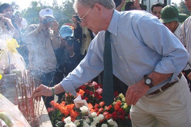 Tiếng đàn vĩ cầm và 504 bông hoa hồng tưởng niệm thảm sát Sơn Mỹ