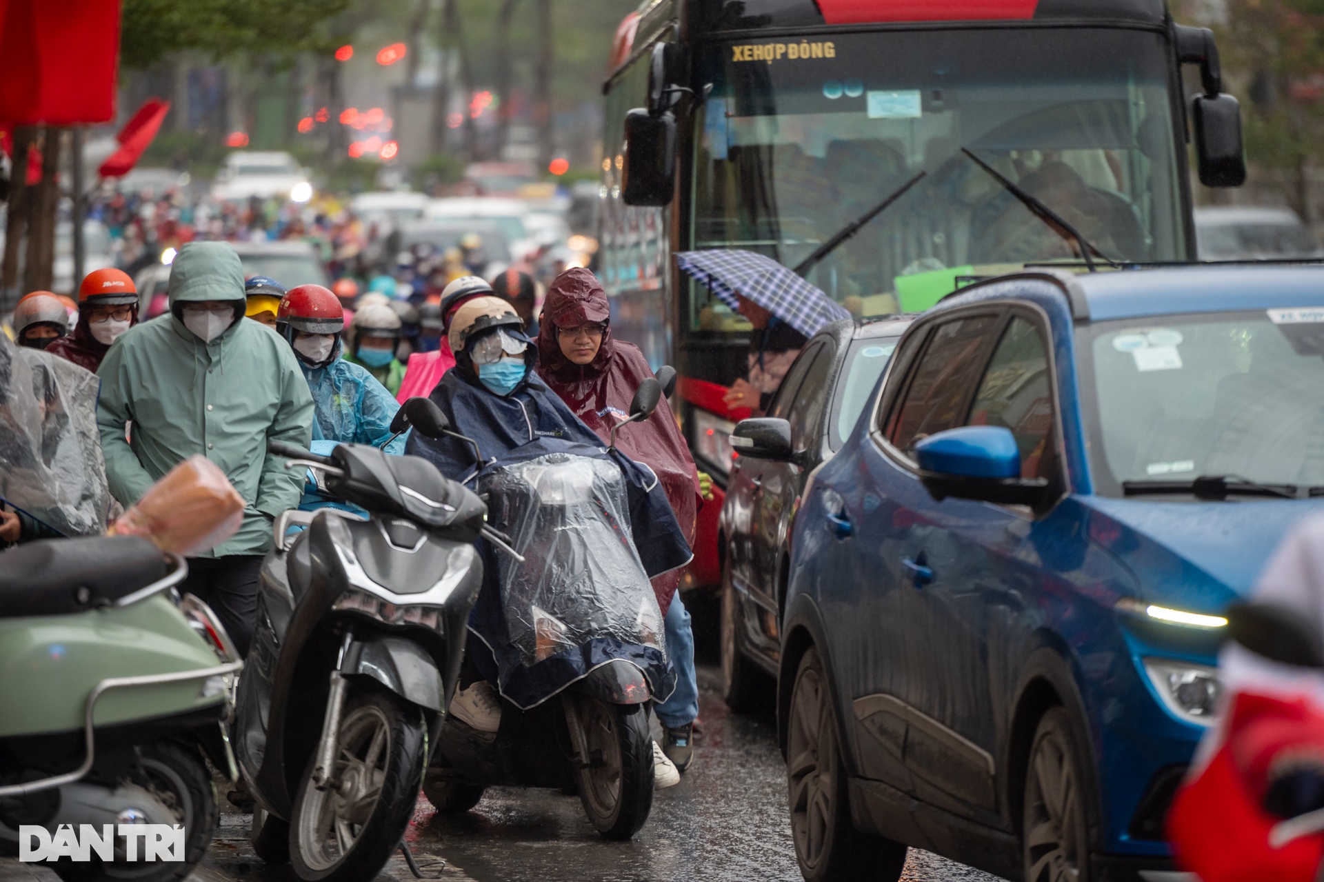 Người Hà Nội chật vật đi làm dưới trời mưa rét 12 độ C - 9 Người Hà Nội chật vật đi làm dưới trời mưa rét 12 độ C - 9