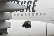 Siêu phi cơ A380 bay suốt 14h với lỗ thủng khổng lồ trên thân