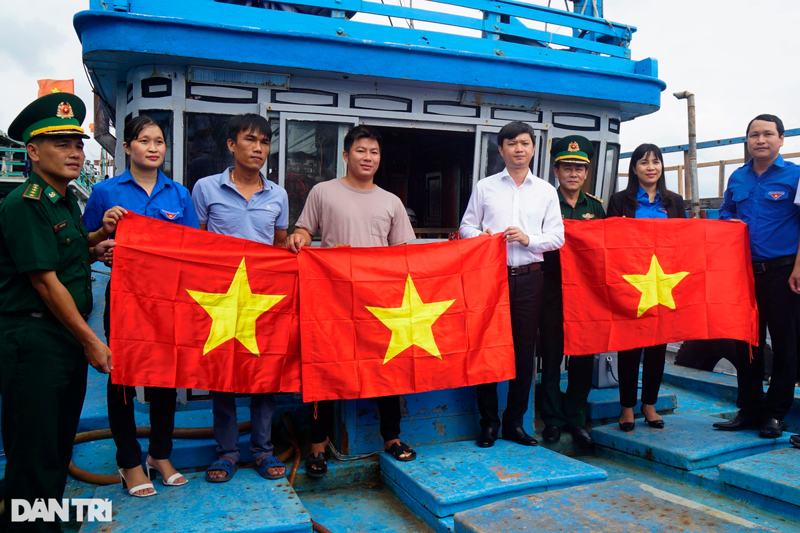 Truyền tình yêu biển, đảo Tổ quốc đến học sinh, sinh viên - 1 Truyền tình yêu biển, đảo Tổ quốc đến học sinh, sinh viên - 1