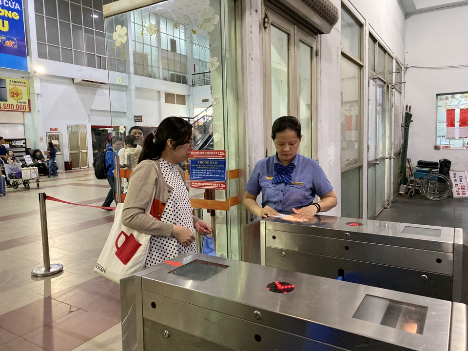 Chuyến tàu cuối cùng rời ga Sài Gòn trước thời khắc giao thừa - 17 Chuyến tàu cuối cùng rời ga Sài Gòn trước thời khắc giao thừa - 17