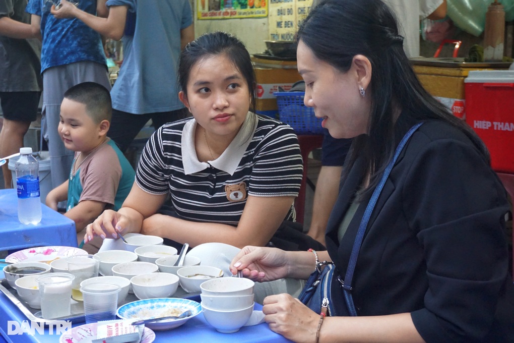 Quán chè 16 món tồn tại hơn nửa thế kỷ ở TPHCM, mỗi ngày bán gần 1.000 chén - 4 Quán chè 16 món tồn tại hơn nửa thế kỷ ở TPHCM, mỗi ngày bán gần 1.000 chén - 4