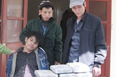 Bắt đối tượng người nước ngoài vận chuyển 8 bánh cần sa