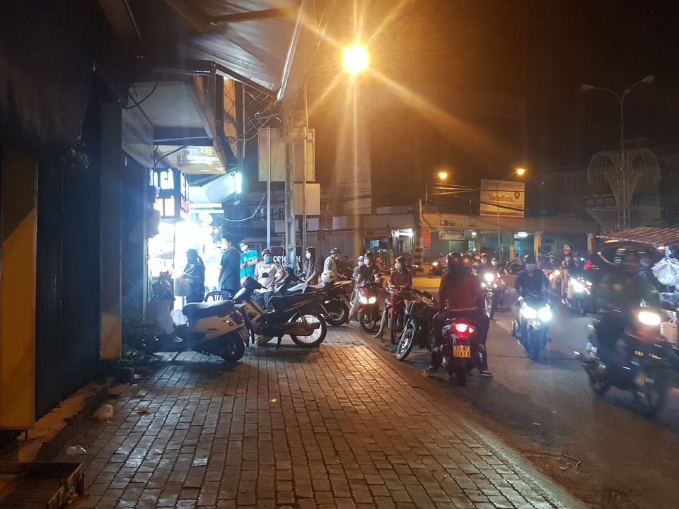Hàng quán nhộn nhịp.jpg Hàng quán nhộn nhịp.jpg