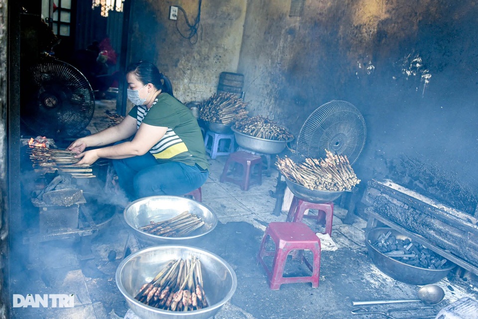 Hiếm có ở Hà Nội: Bún chả kẹp que tre nướng, ngày bán hàng trăm suất - 6 Hiếm có ở Hà Nội: Bún chả kẹp que tre nướng, ngày bán hàng trăm suất - 6