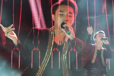 Sơn Tùng M-TP hốt hoảng xin lỗi khán giả vì fan xô đẩy, chen lấn