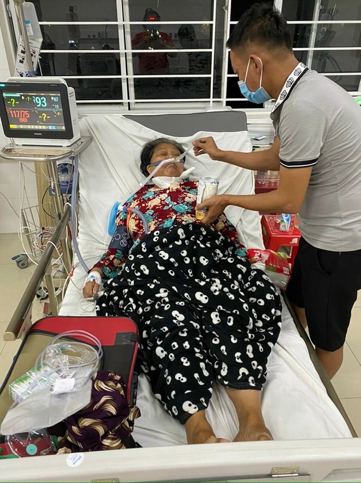 Người chăm F0: Ở nơi nguy hiểm mà chỉ đeo khẩu trang, không lấy nhiều tiền - 1 Người chăm F0: Ở nơi nguy hiểm mà chỉ đeo khẩu trang, không lấy nhiều tiền - 1