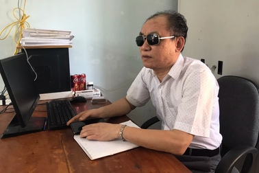 Bị bạn ném viên gạch trúng mặt, người đàn ông mù 2 mắt khi mới 13 tuổi