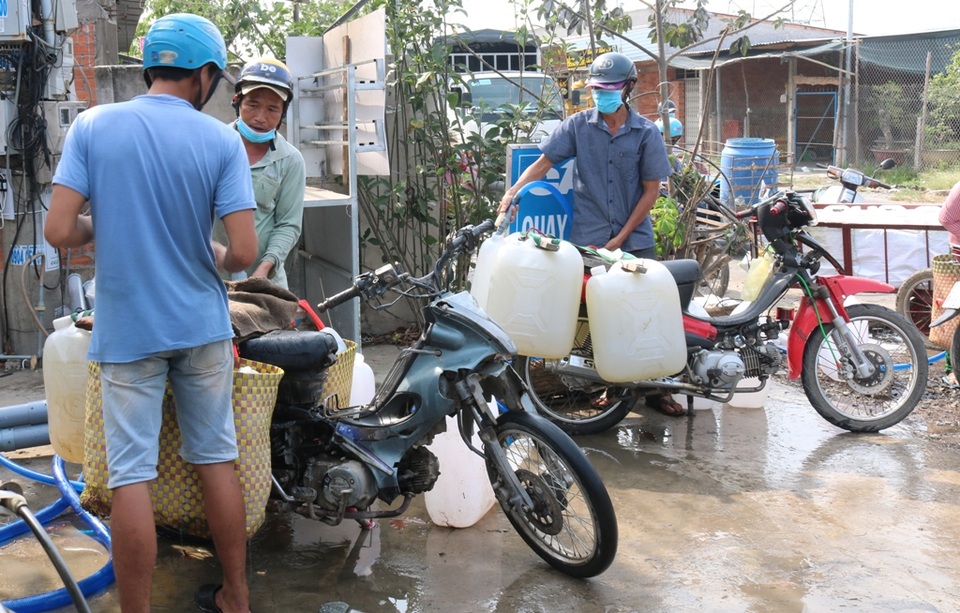 Hạn mặn khốc liệt, tìm cách cứu vườn sầu riêng của người dân - 6 Hạn mặn khốc liệt, tìm cách cứu vườn sầu riêng của người dân - 6