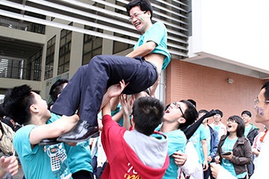 Thầy giáo chuyên Ams được học trò tung hô "thần may mắn"