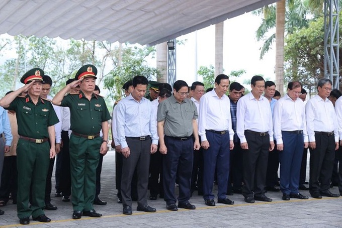 Trong không khí trang nghiêm, thành kính, Thủ tướng Phạm Minh Chính và các đại biểu tưởng nhớ, tri ân công lao các anh hùng liệt sĩ - Ảnh: VGP/Nhật Bắc