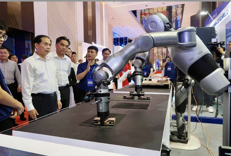 Giám đốc WEF: Người trẻ cần chuẩn bị để làm việc chung với người máy