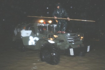 Xe thiết giáp xuyên đêm giải cứu người dân vùng lũ