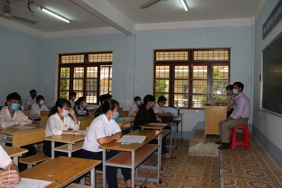Nghiêm ngặt kiểm tra thí sinh vào làm thủ tục dự thi tốt nghiệp THPT 2020 - 45 Nghiêm ngặt kiểm tra thí sinh vào làm thủ tục dự thi tốt nghiệp THPT 2020 - 45