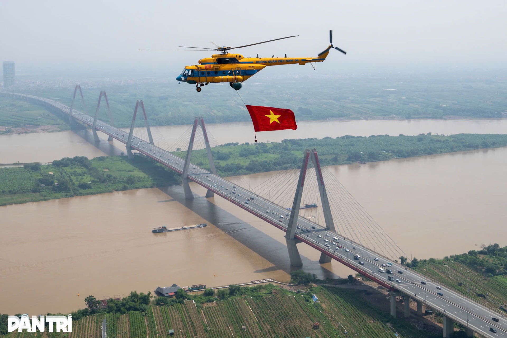 Hình ảnh 10 trực thăng Không quân Việt Nam kéo cờ trên Quảng trường Ba Đình - 15 Hình ảnh 10 trực thăng Không quân Việt Nam kéo cờ trên Quảng trường Ba Đình - 15