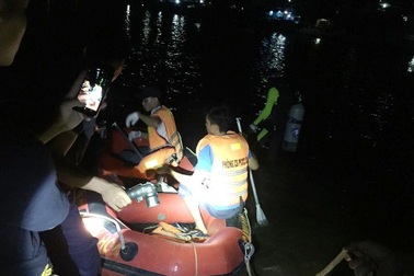 Tàu chở 7 ngư dân cùng 3 tấn ngao lật trên sông, 1 người mất tích