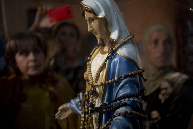 Kỳ lạ tượng Đức Mẹ "khóc ra dầu" ở Israel