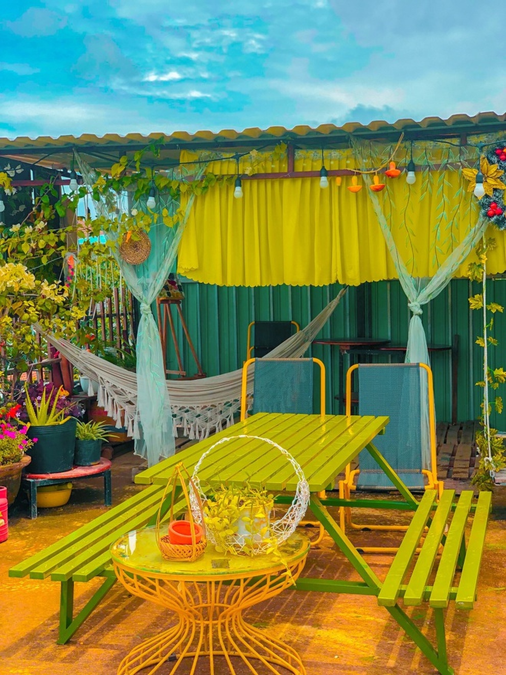 Mê mẩn góc trốn dịch xanh mát trên sân thượng của nhiều gia đình Việt - 8 Mê mẩn góc trốn dịch xanh mát trên sân thượng của nhiều gia đình Việt - 8
