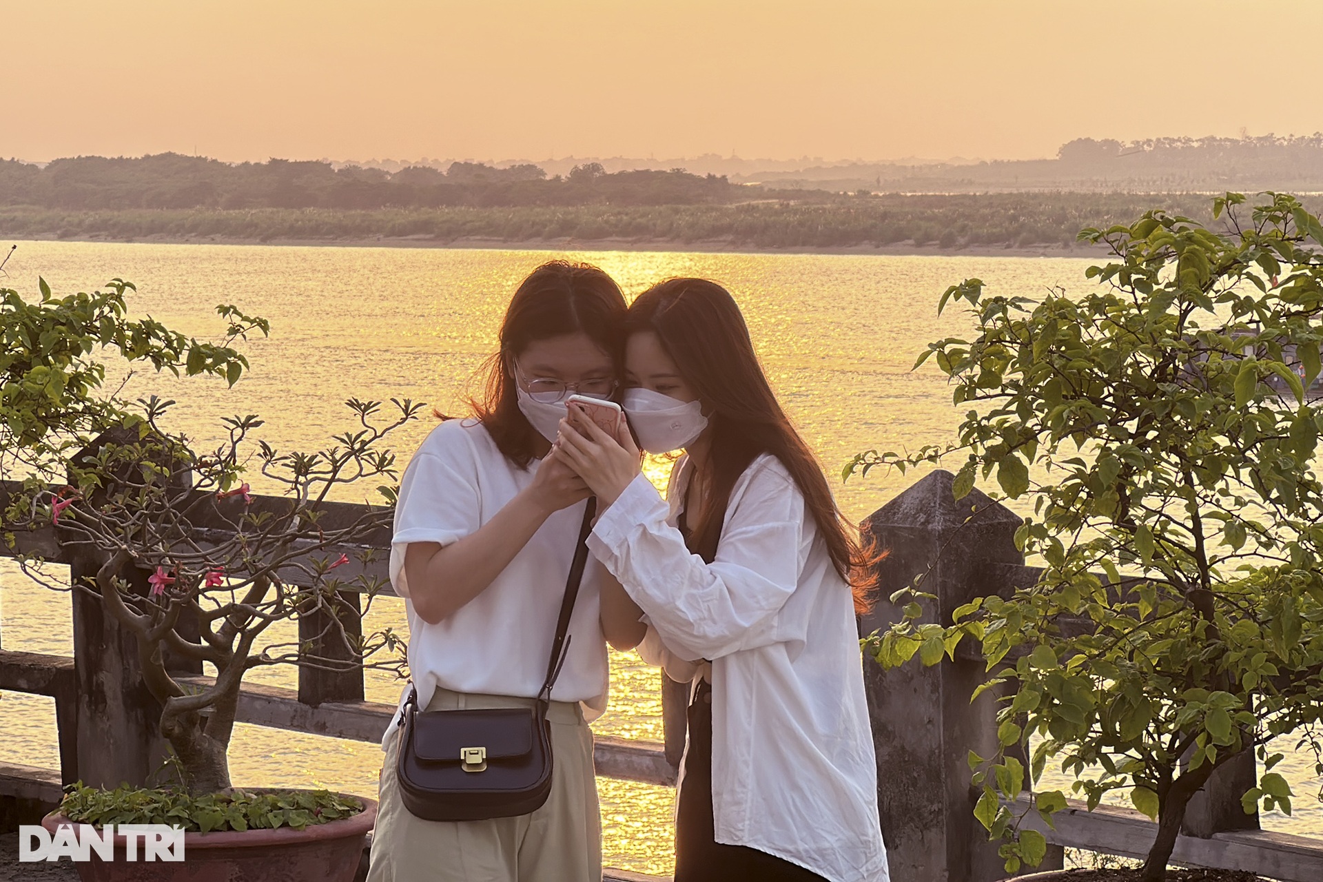 Mặc nắng nóng, giới trẻ đổ xô đi ngắm hoàng hôn ven bờ sông Hồng - 10 Mặc nắng nóng, giới trẻ đổ xô đi ngắm hoàng hôn ven bờ sông Hồng - 10