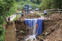 Quốc lộ 16 sạt lở, người dân nơm nớp lo tảng đá cả chục tấn lăn xuống đường
