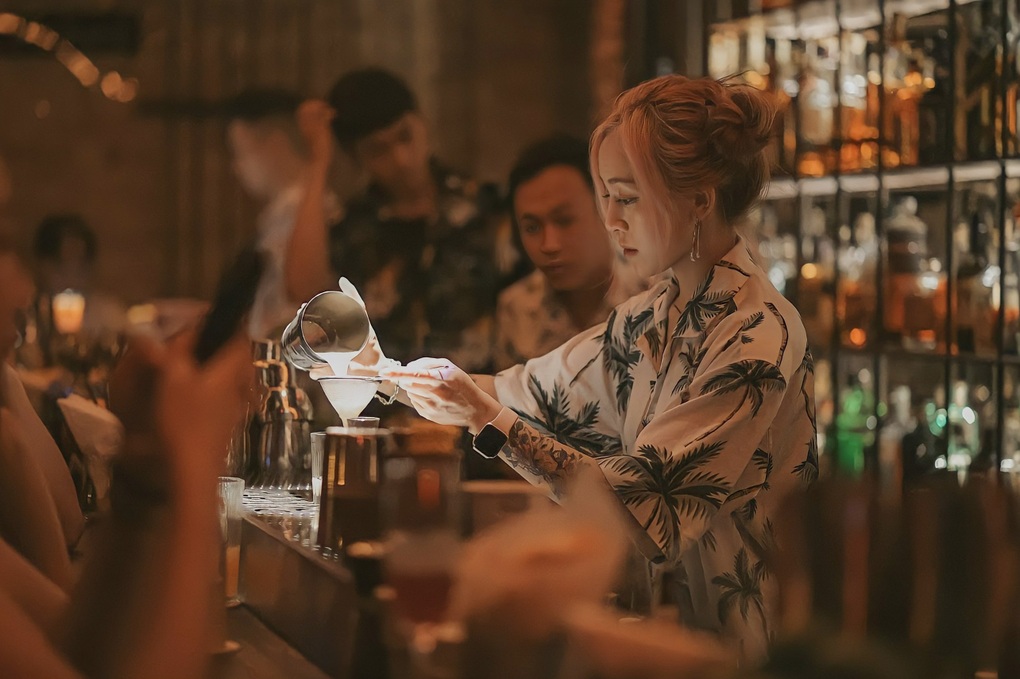 Nữ bartender triệu view, pha rượu như múa: Làm gì khi khách mời bay? - 13 Nữ bartender triệu view, pha rượu như múa: Làm gì khi khách mời bay? - 13