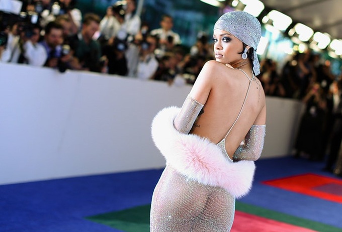 Rihanna từng gây sốc với váy làm từ lưới. Ảnh: Getty.