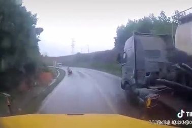 Xe container vượt ẩu suýt gây họa cho người đi xe máy