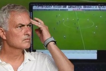 HLV Mourinho tung chiêu cực dị phản đối trọng tài và nhận cái kết đắng