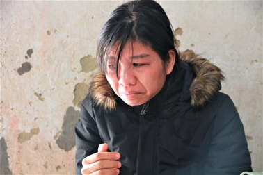 Thương người phụ nữ hóa điên sau cái chết của chồng, con