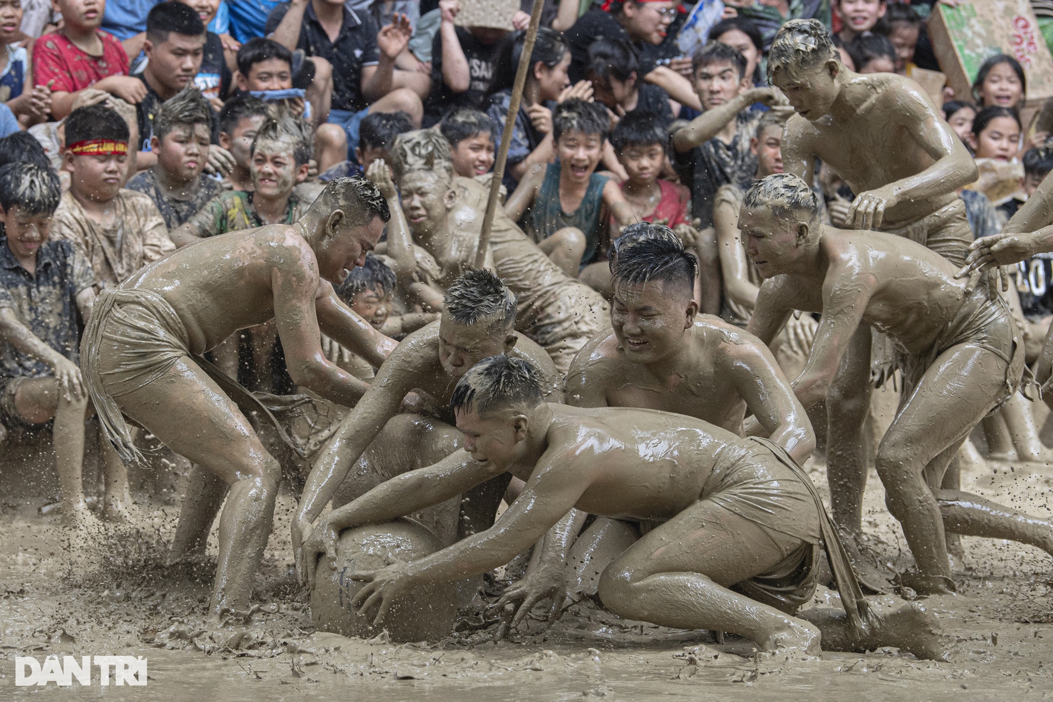 Hàng nghìn người lấm lem bùn đất hào hứng cổ vũ hội vật cầu ở Bắc Giang - 8