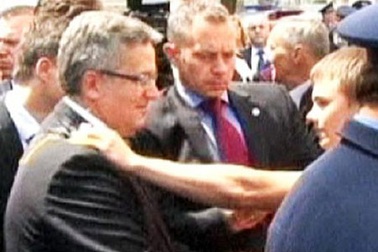 Tổng thống Ba Lan bị ném trứng sống