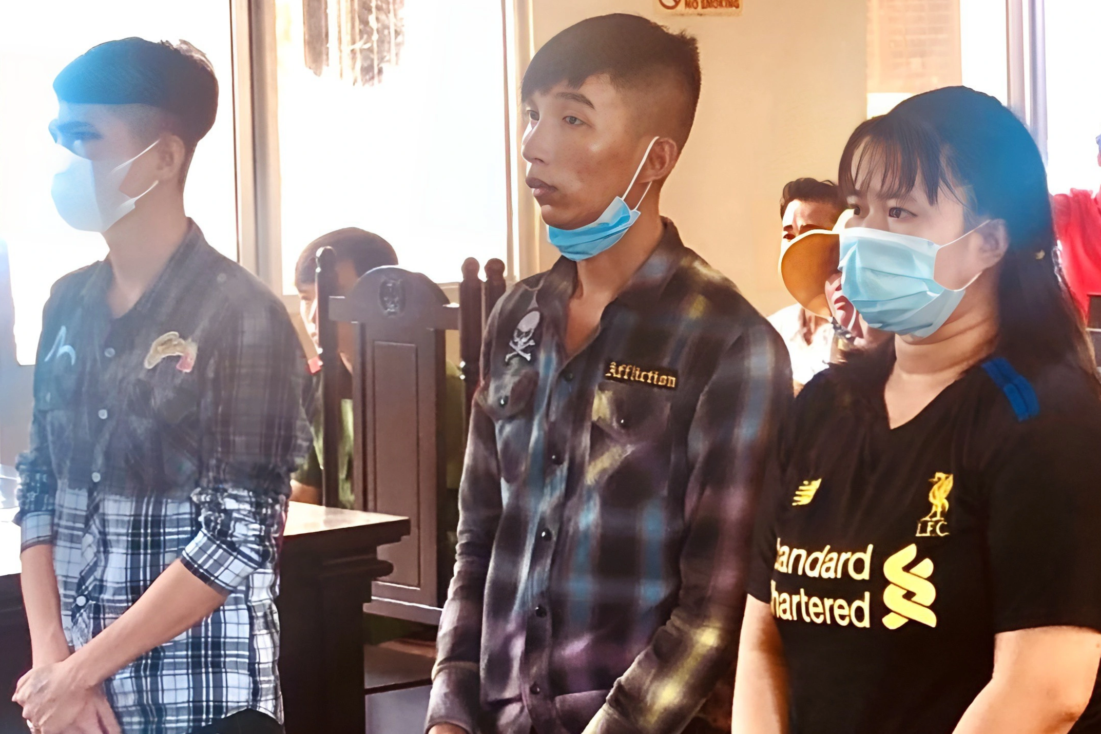 Người quen lâu ngày gặp lại khoe vàng đeo kín rất dễ là kẻ buôn người! - 2 Người quen lâu ngày gặp lại khoe vàng đeo kín rất dễ là kẻ buôn người! - 2